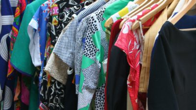 Kläder med olika mönster och färger