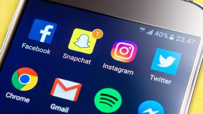 En bild på en mobil med sociala medier på