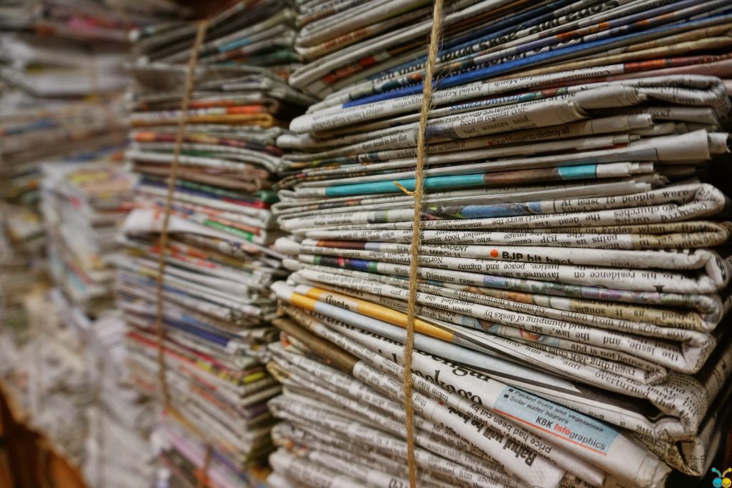 Flera högar med tidningar