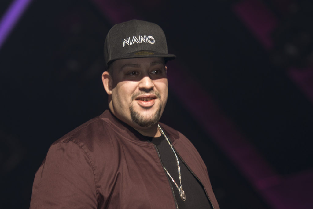 Nano i röd jacka och svart keps där det står "Nano".