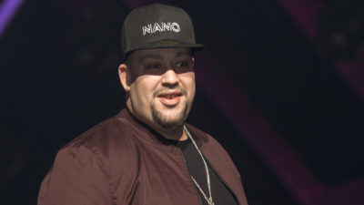 Nano i röd jacka och svart keps där det står "Nano".