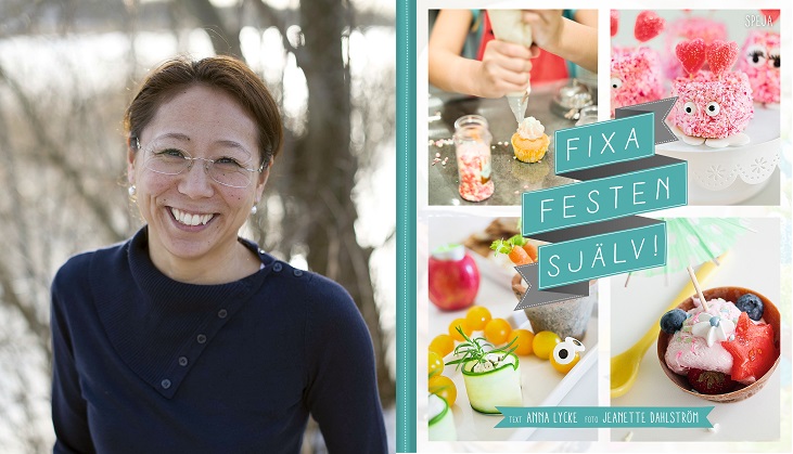 Till vänster syns Anna Lycke. Hon ler och har glasögon. Till höger syns bokens omslag, där det bland annat syns kakor och dekorationer.