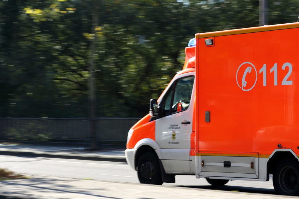 En ambulans med nummret 112 på.