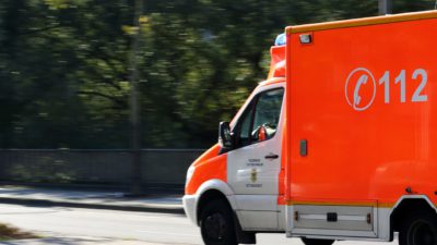 En ambulans med nummret 112 på.