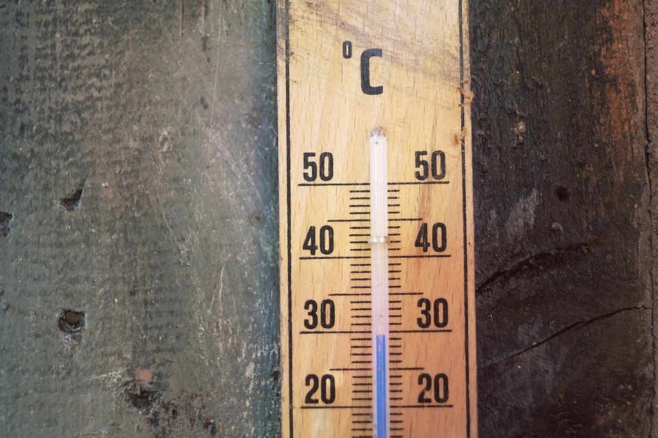 En termometer i trä visar 30 grader Celsius