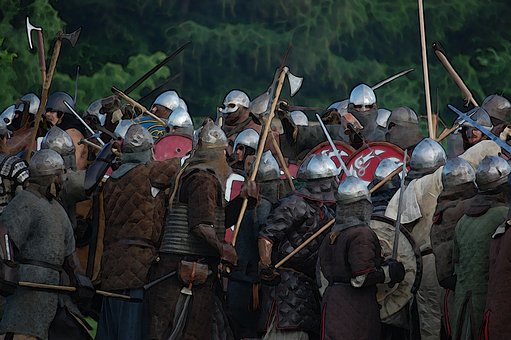 Människor utklädda till vikingar som låtsaskrigar.