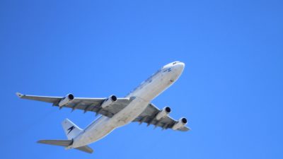 Ett flygplan som håller på att lyfta.