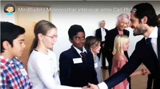 Fem minireportrar skakar hand med prins Carl Philip.
