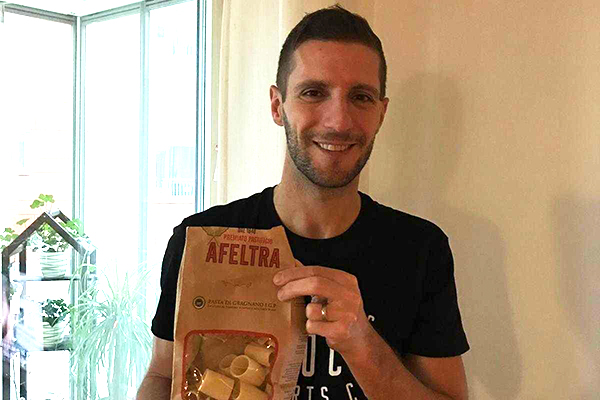 Här håller Pietro i äkta italiensk pasta. Sorten heter Pacchero.