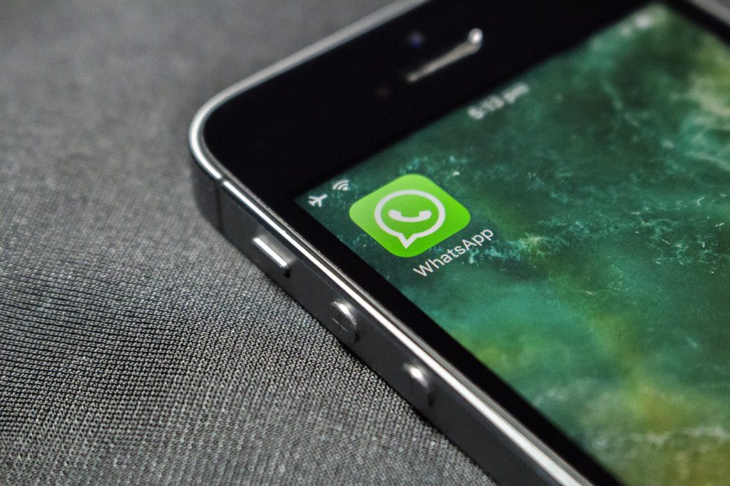 Bild på en mobiltelefon. På displayen syns appen Whatsapp.