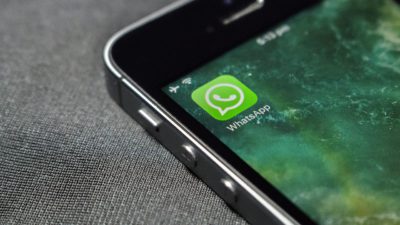 Bild på en mobiltelefon. På displayen syns appen Whatsapp.