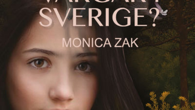 En flicka står i skogen. Bakom henne sitter en varg.