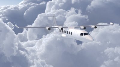 Ett elflygplan med fyra motorer som flyger uppe bland molnen