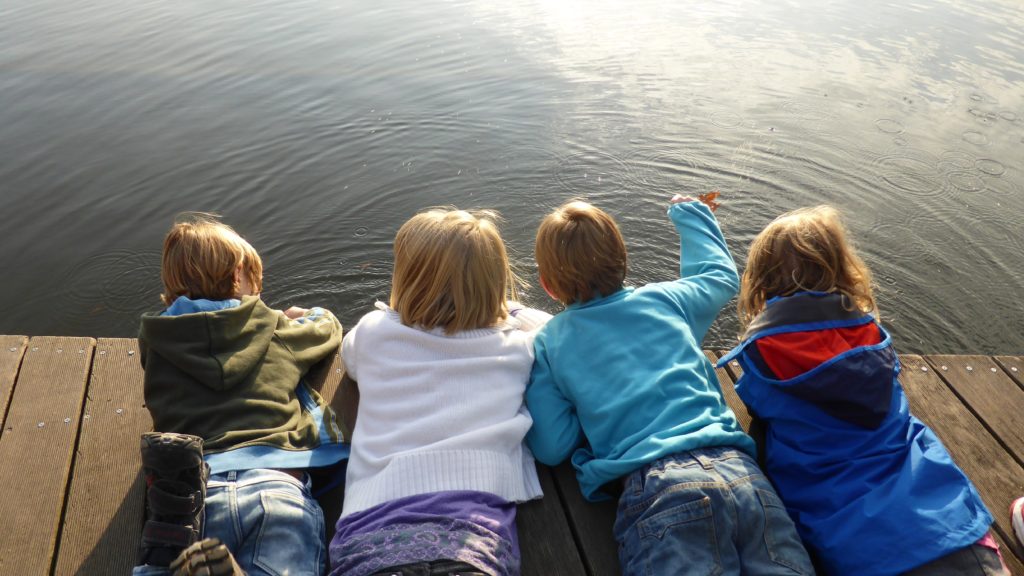 Barn på brygga