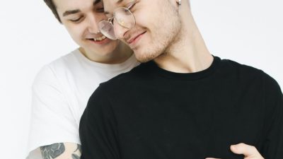 Två personer som håller om varandra.