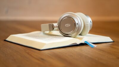 En bok och ett par hörlurar