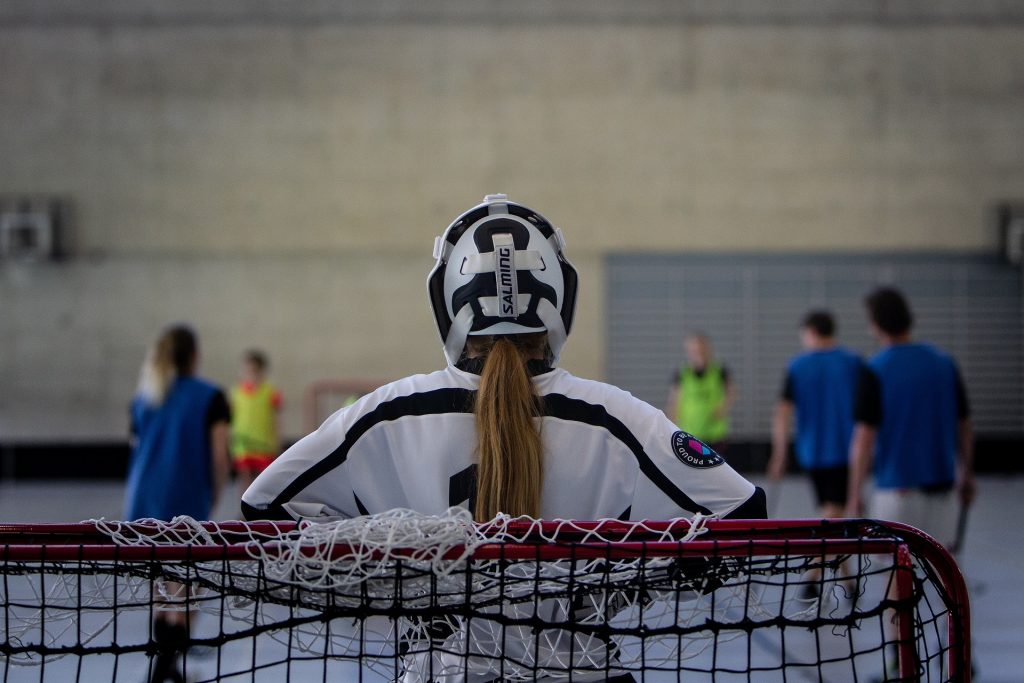 Barn som spelar en sport.