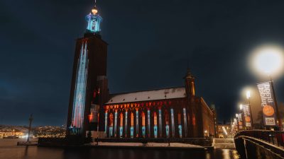 Stockholms stadshus är upplyst i mörkret.