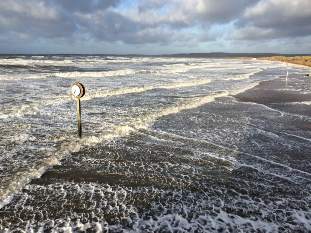 En översvämmad strand.